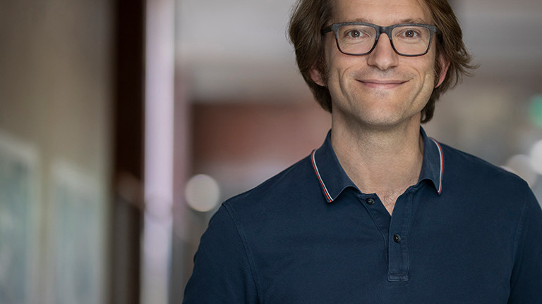 Porträtfoto von Thomas Bornheim; er leitet die Programmierschule 42 in Heilbronn.