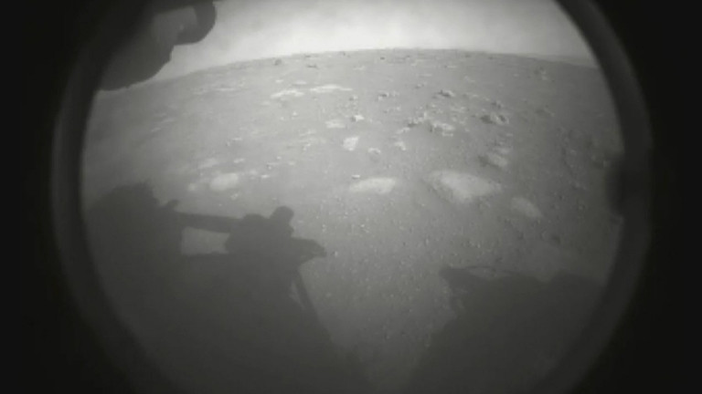 Eines der ersten Fotos, das der Nasa-Rover "Perseverance" vom Mars gemacht hat.