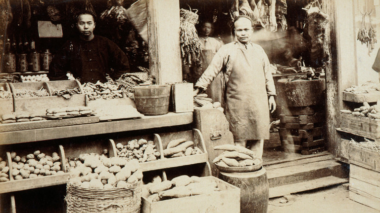 Kleines von einem Chinesen betriebenes Geschäft in San Francisco um 1880.