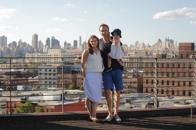 Christina Horsten und Felix Zeltner auf einem Dach mit Blick über New York.
