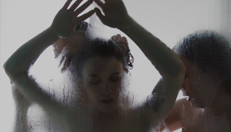 Filmstill aus einem Porno von Inka Winter: Eine nackte Frau steht vor einer beschlagenen Glasscheibe