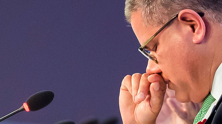 Alok Sharma, Präsident der COP26, ringt am Ende der UN-Weltklimakonferenz am 13.11.2021 mit den Tränen.