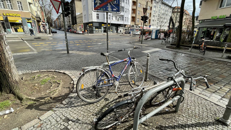 Ein unangeschlossenes Rad auf einem Platz in Berlin Kreuzberg.