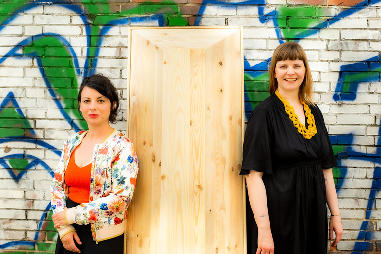 Barbara Till (links) und Alexandra Kossowski (rechts) von The Funeralists