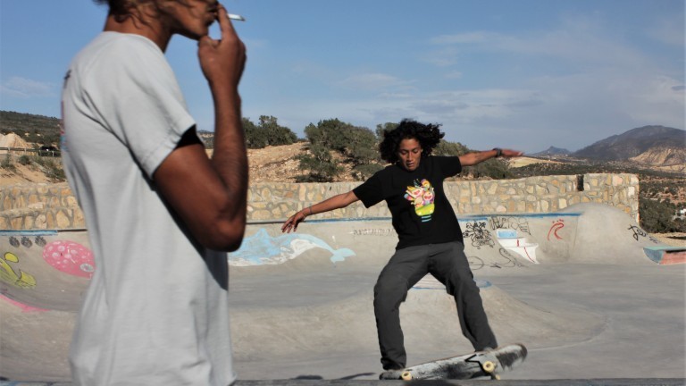 Eine junge Frau in Marokko im Skatepark