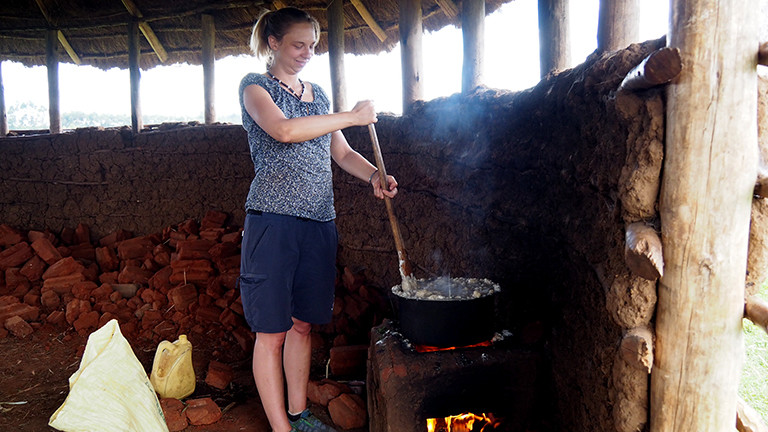 Beim Ugali Kochen