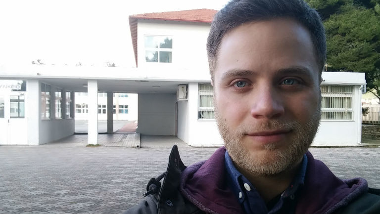 Reporter Panajotis Gavrilis vor der Schule, in der morgen in Polygyros gewählt wird.