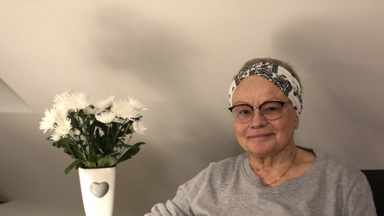 Christa Herwig in ihrer Wohnung in Aschaffenburg.