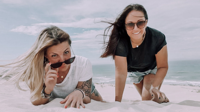 Die Gesprächspartnerinnen Conny und Bettine liegen in Südafrika am Strand