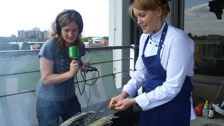 Moderatorin Verena von Keitz und Köchin Julia Komp am Grill