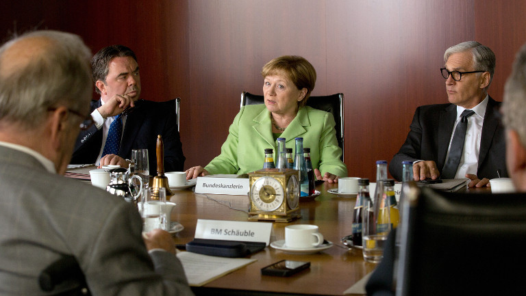 Sigmar Gabriel (Timo Dierkes), Angela Merkel (Imogen Kogge) und Frank-Walter Steinmeier (Walter Sittler): Szene aus dem TV-Film "Die Getriebenen"