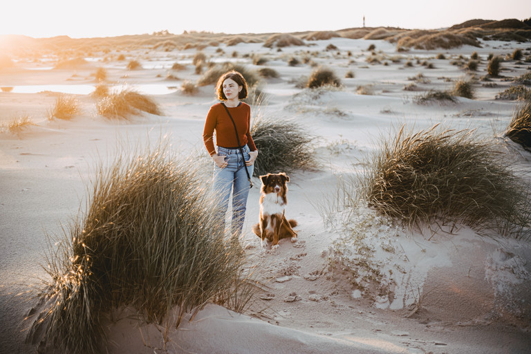 Hundetrainerin Iona mit einem ihrer Hunde.