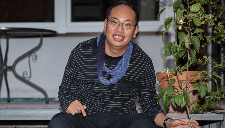 Portrait von Eric Thiel auf einer Terrasse.