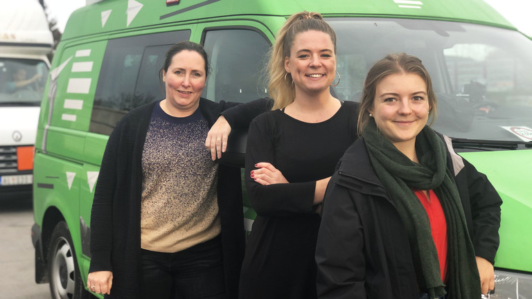 Dlf-Nova-Reporterinnen Tina Howard (links) und Rahel Klein (mitte), zusammen mit Fanny Bartsch.