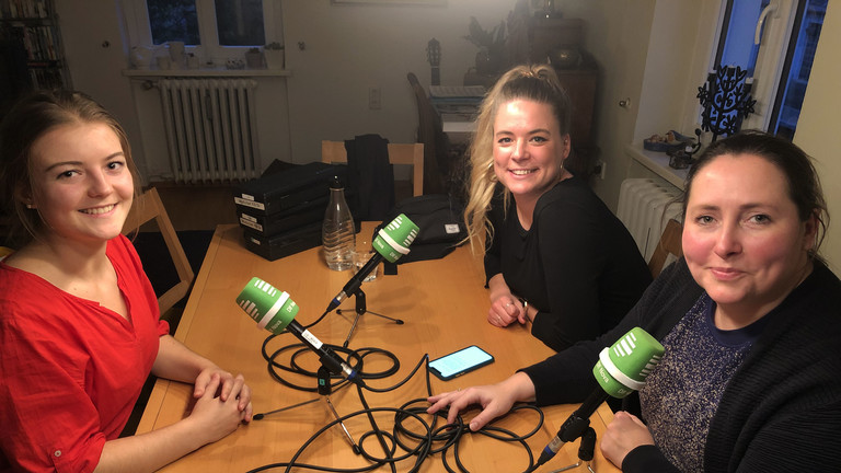 Fanny beim Interview mit Rahel und Tina.