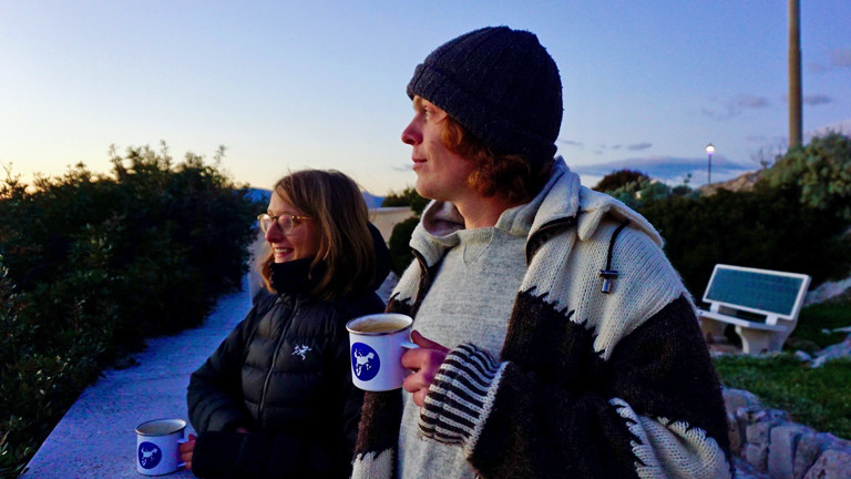Ina Bierfreund und Tim Noetzel genießen den Sonnenuntergang in Italien