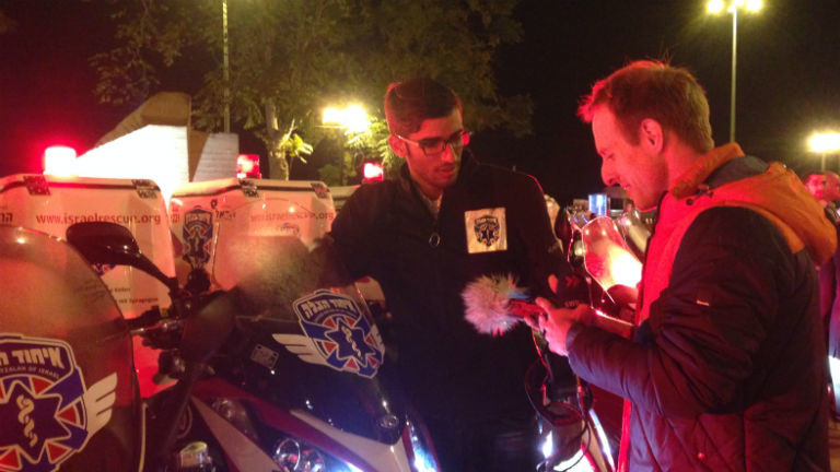 Dvir Adani von United Hatzalah unterhält sich mit Reporter Florian Elsemüller.