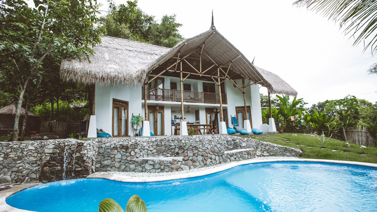 Das Hauptgebäude des Gästehauses Batu Bambu in Lombok (Indonesien), davor ein Pool.