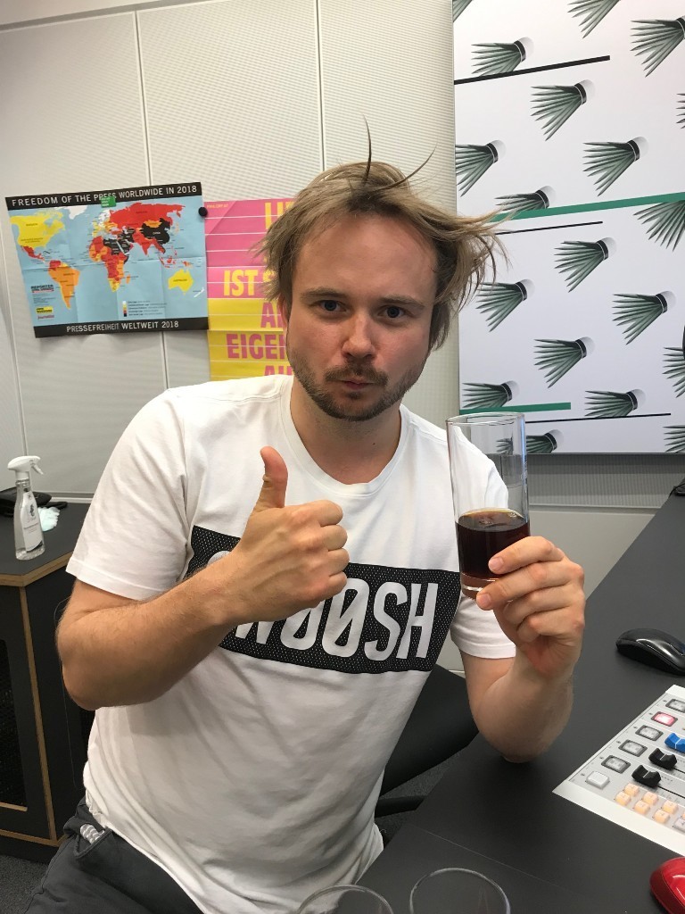 Moderator Markus Dichmann schmeckt der Cold Crew Kaffee