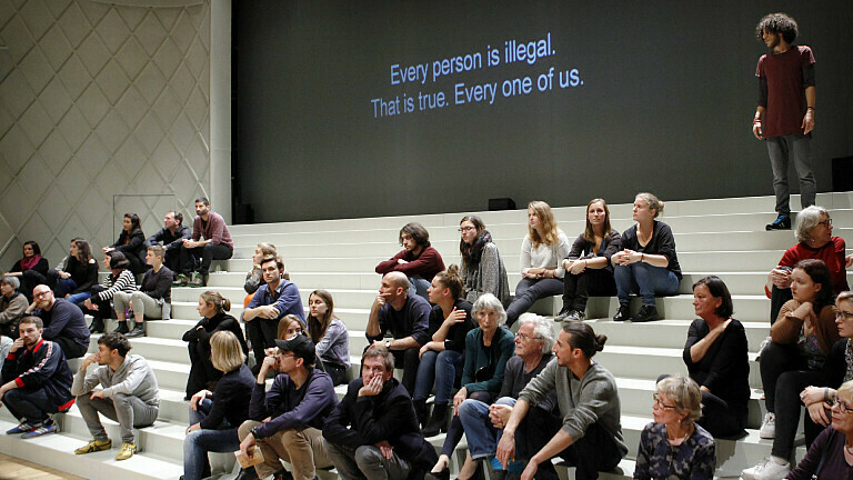Eine Szene des Stücks „In unserem Namen“ am Maxim Gorki Theater Berlin (11.11.2015). Das Stück basiert auf „Die Schutzflehenden“ von Aischylos, „Die Schutzbefohlenen“ von Elfriede Jelinek sowie Protokollen der 42. Sitzung des Innenausschusses des Deutschen Bundestags.