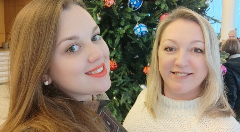 Lisa und ihre Mutter an Weihnachten