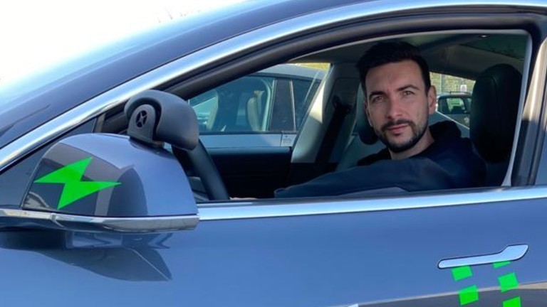 Marcel Matthaei in einem seiner Fahrschulautos.