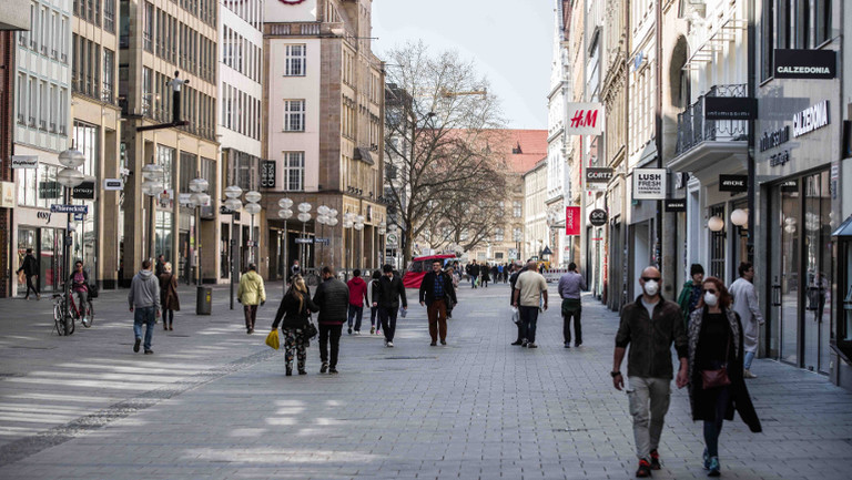 Menschen am 19. März 2020 in der Münchner Innenstadt – einige mit Gesichtsmasken