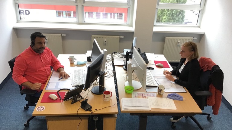 Serkan Çetinkaya und seine Kollegin Jessica Thiemann im Callcenter