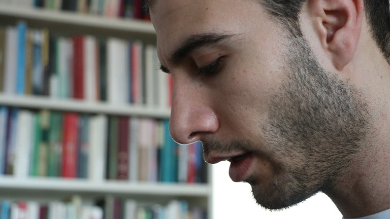 Omar sitzt am Klavier.