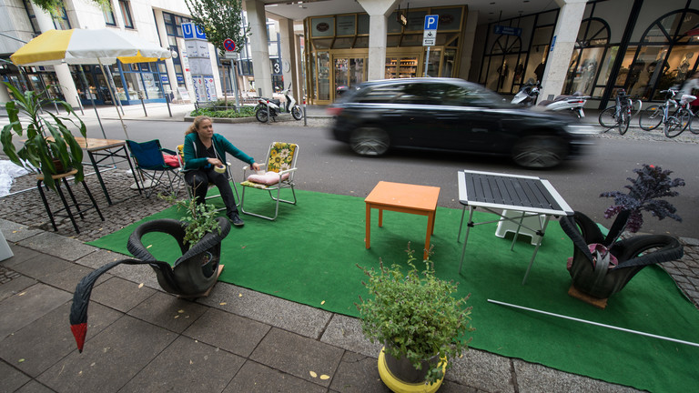 Parking Day: Menschen vs. Autos – Die Straßen zurückerobern · Dlf Nova