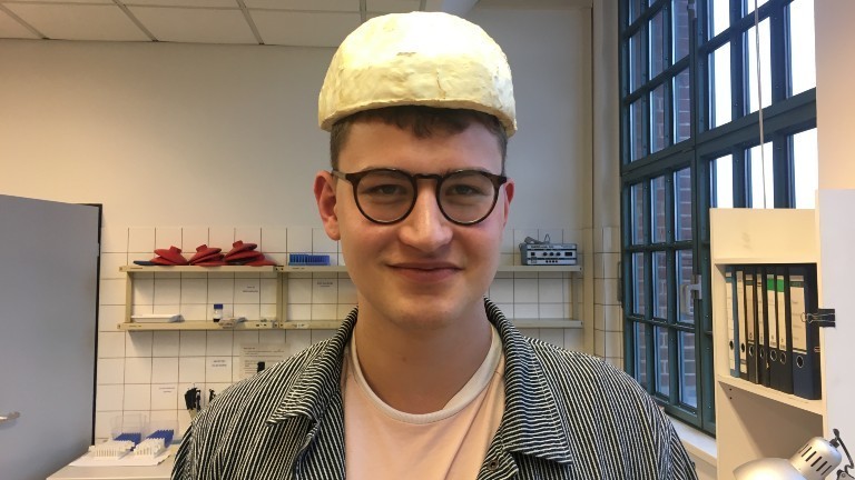 Bastian Schubert hat einen Helm aus Pilzmaterial auf