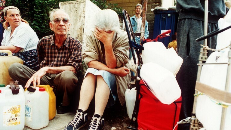 Eine Frau bricht am 11.7.1993 an einer Wasserausgabestelle in Sarajevo in Tränen aus, als sie nach stundenlangem Warten erfährt, das es kein Trinkwasser gibt.