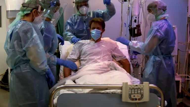 Ein Corona-Patient wird von verschiedenen Ärzten behandelt
