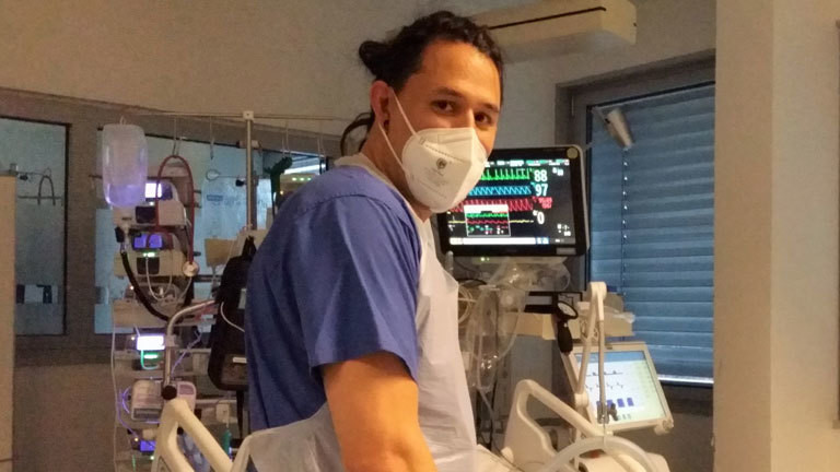 Krankenpfleger Simon Surjasentana auf der Intensivstation eines Krankenhauses