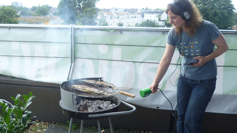 Verena von Keitz mit Mikrofon und Grill