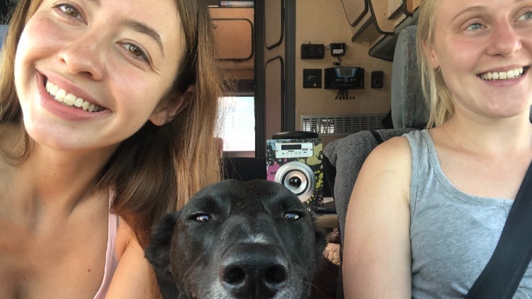 Tamara und Jenny (l.) in ihrem Van in Südamerika, in der Mitte Jennys Hund.