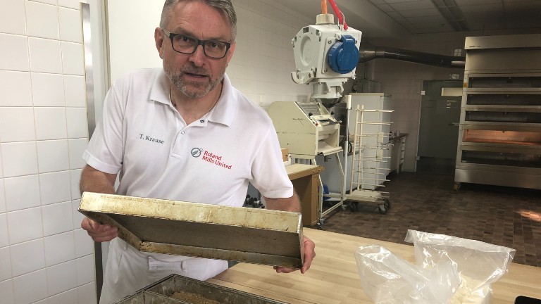 Thomas Krause backt bei Roland Beans ein Brot aus Ackerbohnenschrot