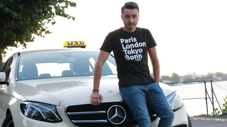 Marcel mit einem seiner Taxis.