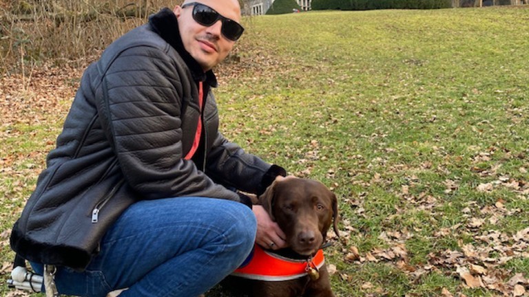 Nikolaos mit seinem Blindenführerhund Orlando.