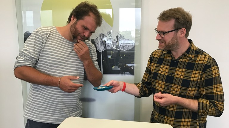 Moderator Paulus Müller und Reporter Christian Schmitt testen Veganer Garnelen