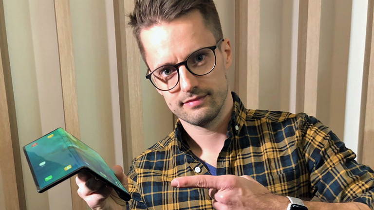 Deutschlandfunk-Nova-Reporter Alexander Nieschwitz probiert das Falthandy Mate X von Huawei aus.