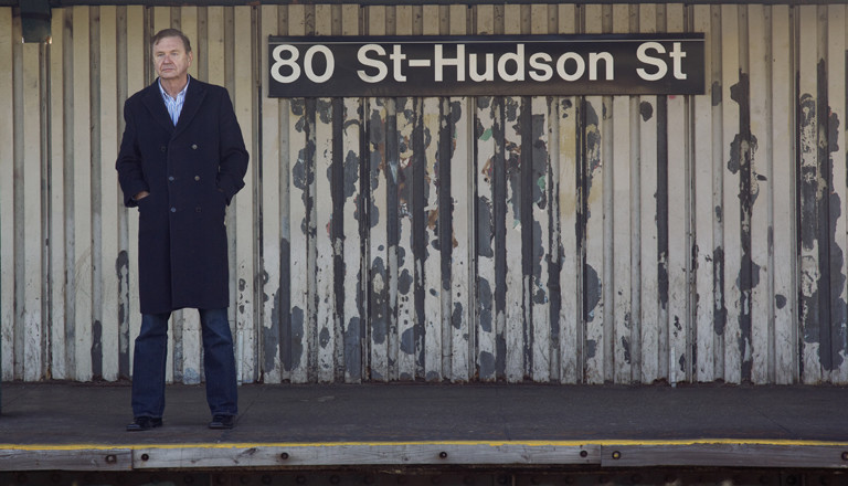 Ex-Spion Jack Barsky vor dem Schild der Bahnstation 80 St-Hudson St.