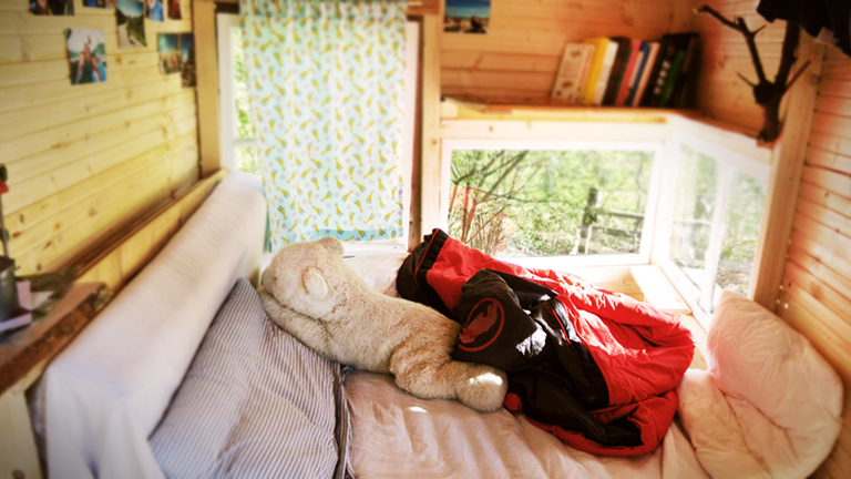 Ein Bett in einem Baumhaus