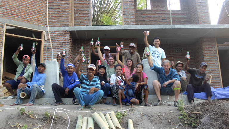 Gruppenbild der Bauarbeiter beim Bau am Gästehaus Batu Bambu in Lombok, Indonesien.
