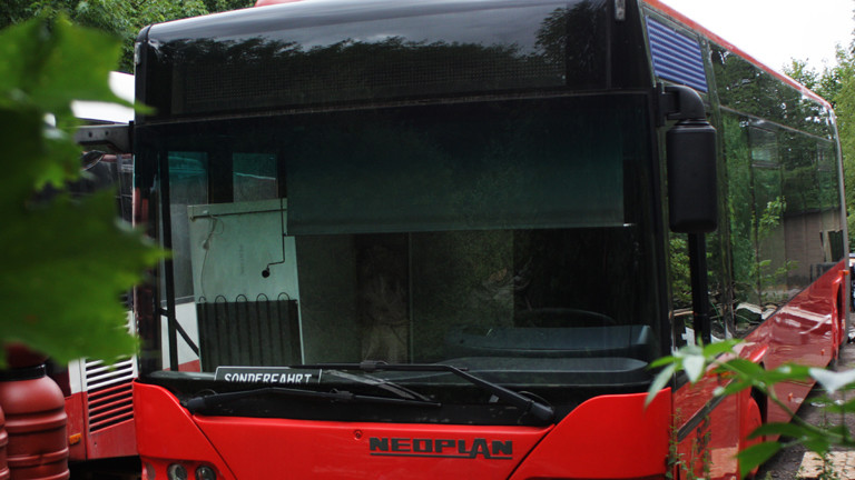 Der rote Linienbus von vorne. Im Fenster liegt ein Schild mit der Aufschrift "Sonderfahrt".