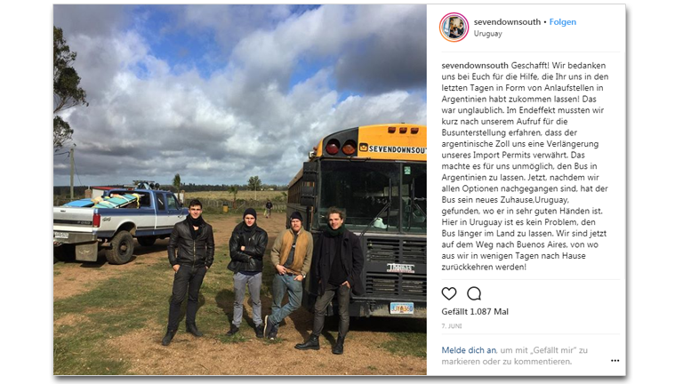Vier Mitglieder der Sevendownsouth-Reisegruppe vor ihrem umgebauten Schulbus, der zu Verkauf steht