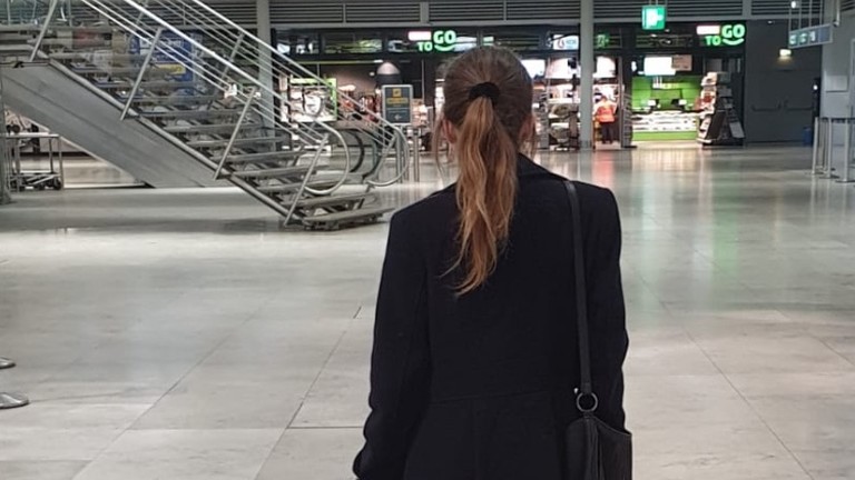 Daria von hinten in einem schwarzen Mantel