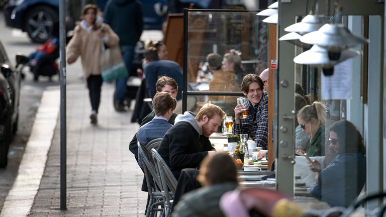 Herdenimmunitat Schwedens Regierung Andert Ihren Corona Kurs Dlf Nova