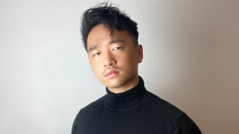 Jonas Zhang, hat Psychologie studiert und arbeitet als Kommunikationstrainer und Coach in der RedeFabrik