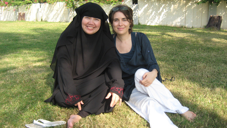 Stephanie Doetzer mit einer Freundin in Katar.